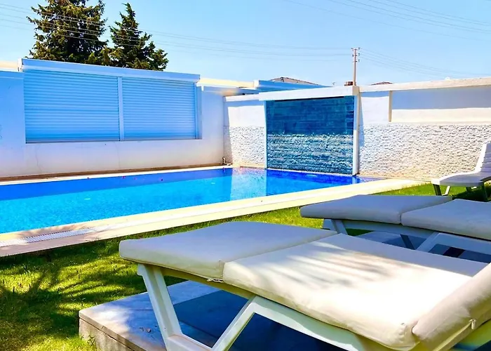 Vila In A Modern With A Private Pool In *