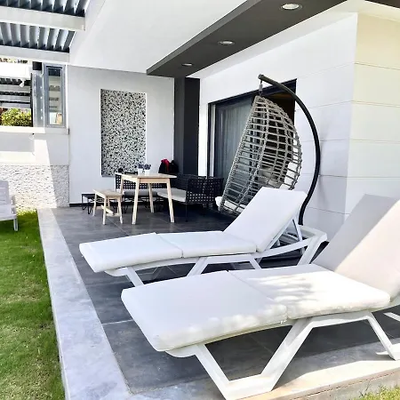 In A Modern With A Private Pool In 빌라 *