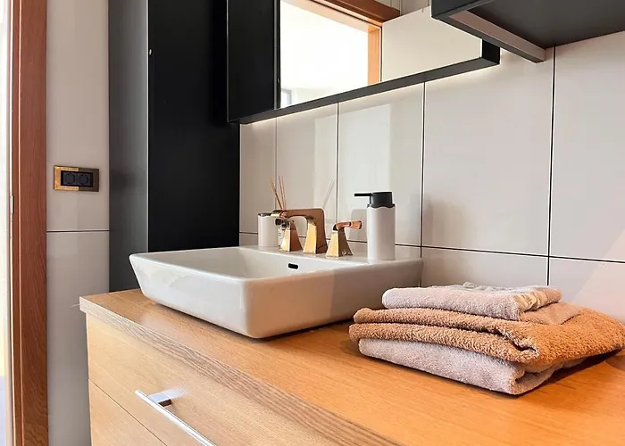 In A Modern With A Private Pool In 빌라