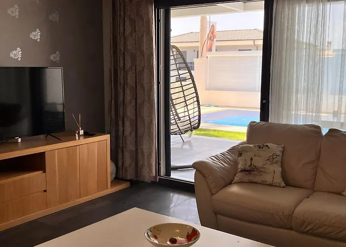 In A Modern With A Private Pool In فيلة