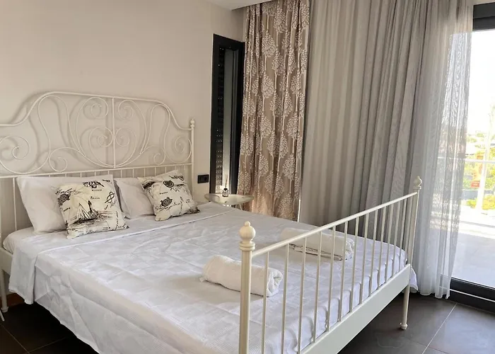 فيلة In A Modern With A Private Pool In