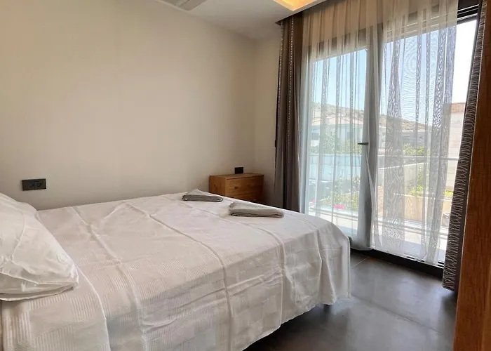 In A Modern With A Private Pool In فيلة