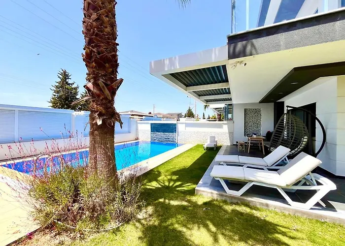 فيلة In A Modern With A Private Pool In *