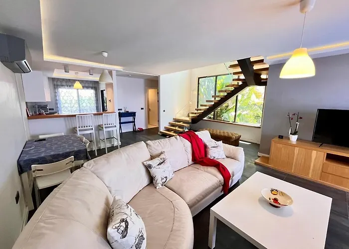 In A Modern With A Private Pool In 빌라