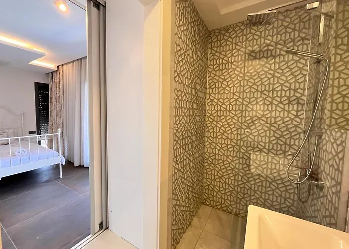 In A Modern With A Private Pool In 빌라 *